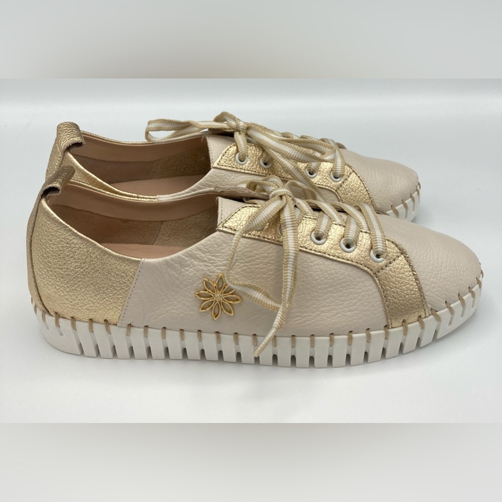 Claire Flowers Women’s Fashion Sneakers The Donna Ivory Gold Size 7 NEW